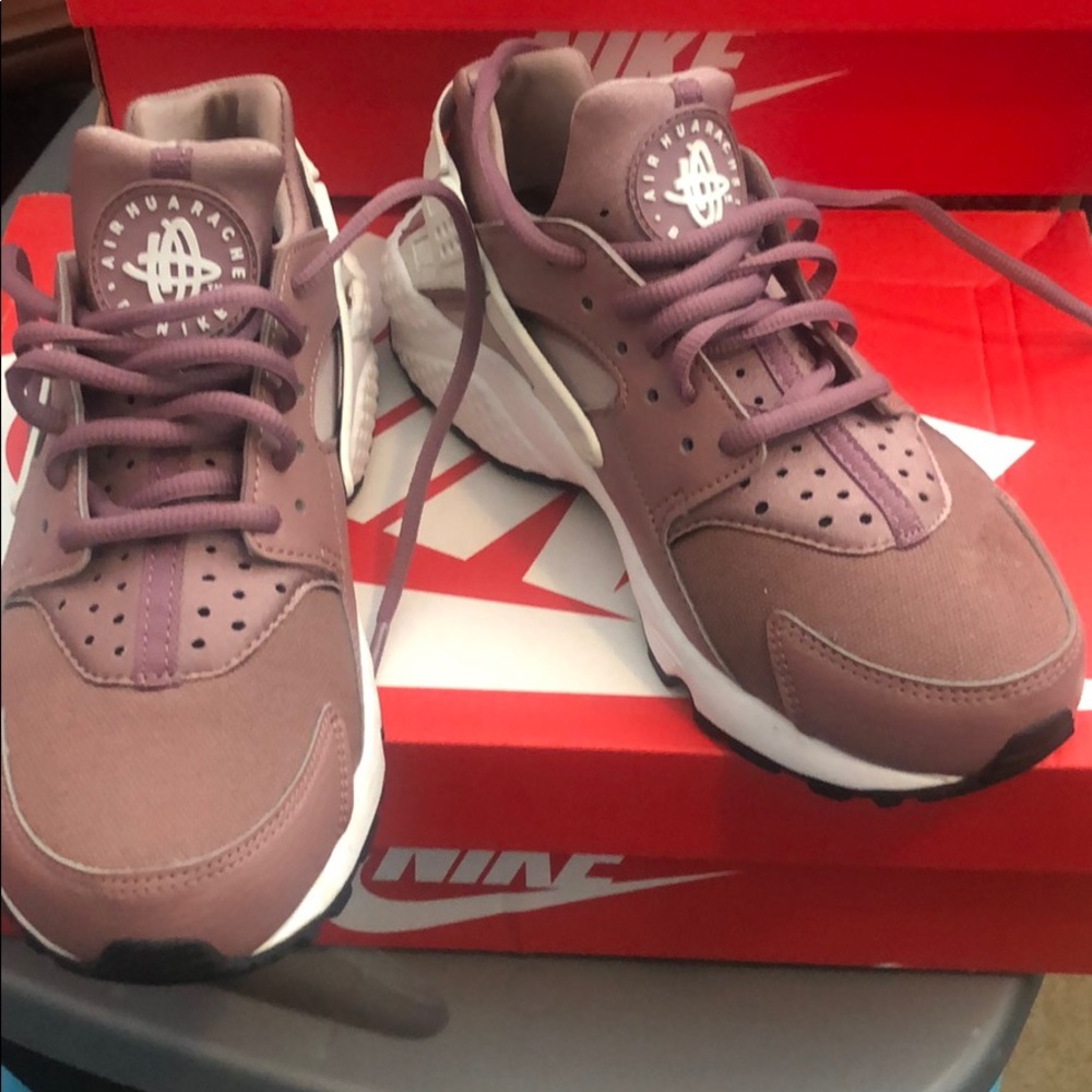 Women’s size 6 Air Huaraches worn only few times.